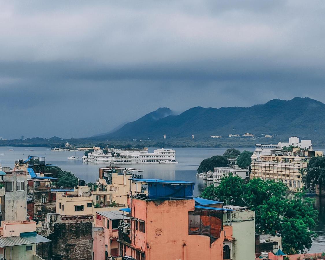 Hotel Lake Bridge Udaipur Exterior photo