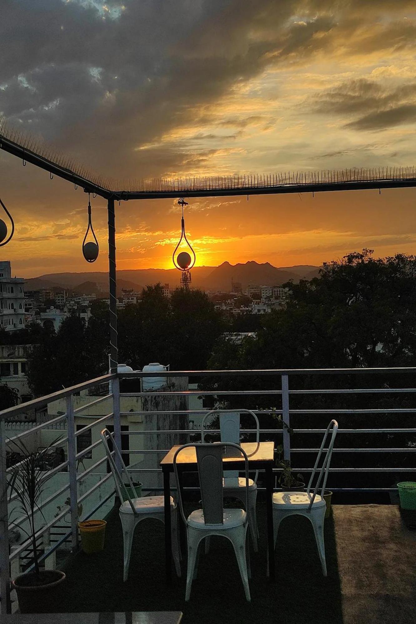 Hotel Lake Bridge Udaipur Exterior photo